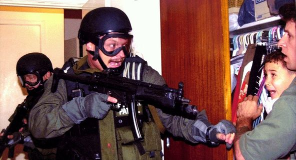 2001 Pulitzer Prize photo by Alan Diaz of Elian Gonzalez